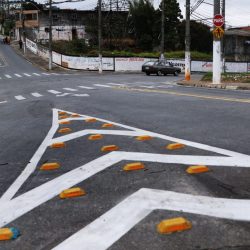 Secretaria de Transporte de Ferraz revitaliza sinalização em cruzamento