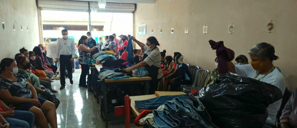 Fundo Social de Ferraz realiza doação de roupas e alimentos na Vila Piauí
