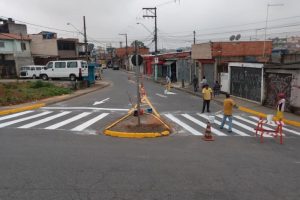Ferraz realiza ações de sinalização no bairro Itajuíbe
