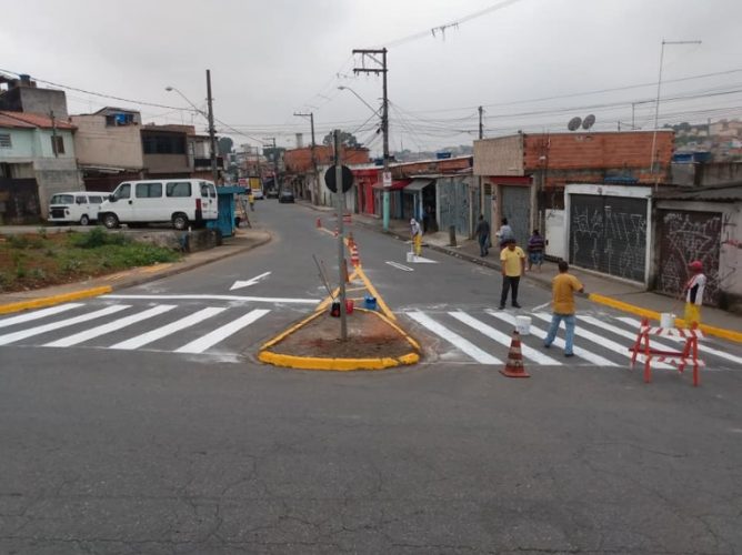 Ferraz realiza ações de sinalização no bairro Itajuíbe