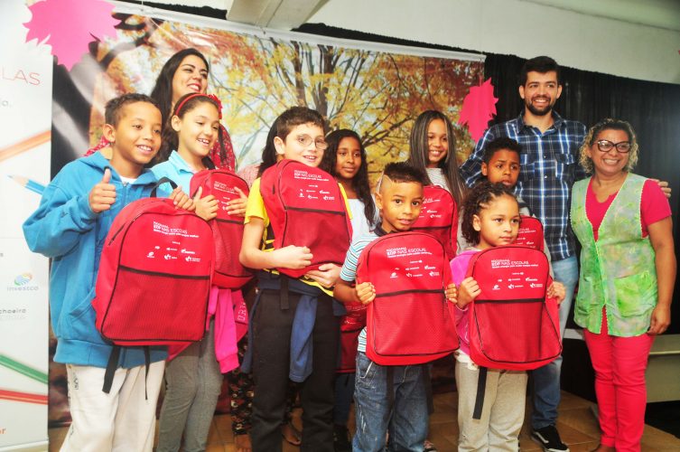 Alunos de Ferraz recebem kit escolar da EDP