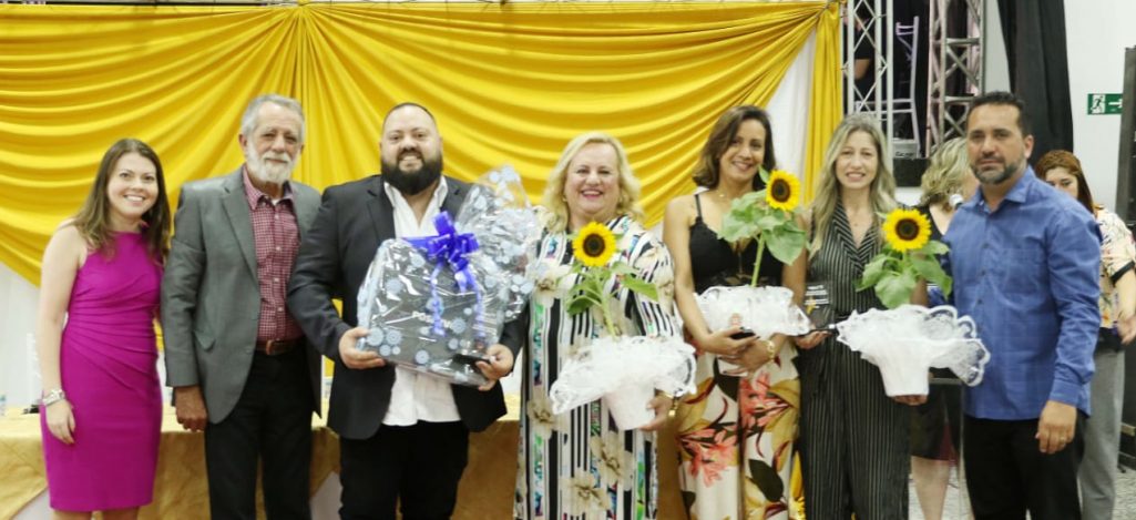 Educação ferrazense entrega prêmio aos professores do ano Caixa de entrada x