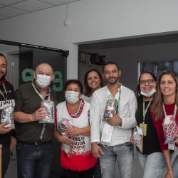 Fundo Social de Ferraz homenageia Saúde municipal com kits de páscoa
