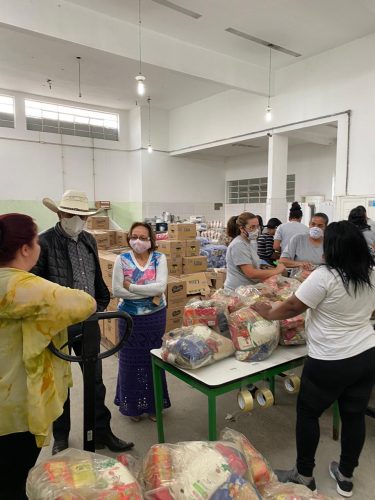 Prefeito de Ferraz confere montagem dos kits emergenciais de alimentos da Secretaria Municipal de Educação