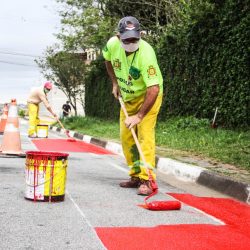 Prefeitura de Ferraz inicia implantação de pista de caminhada na Vila Romanópolis