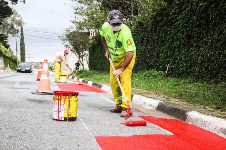 Prefeitura de Ferraz inicia implantação de pista de caminhada na Vila Romanópolis