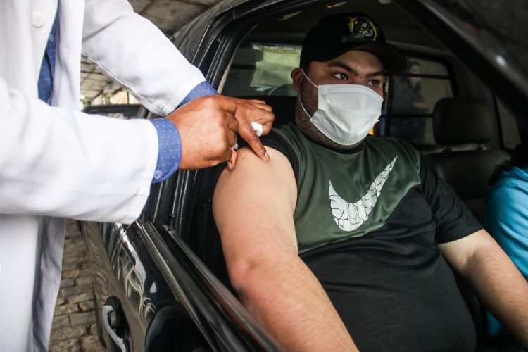Chegou a vez das pessoas com 39 anos ou mais serem vacinadas contra a Covid-19 em Ferraz