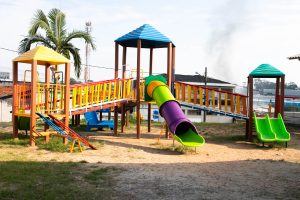 Prefeitura de Ferraz instala novos playgrounds em escolas municipais