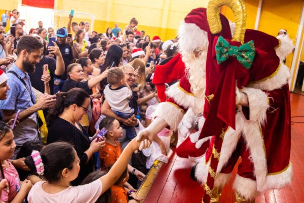 Ferraz abre Festas Natalinas com a chegada do Papai Noel
