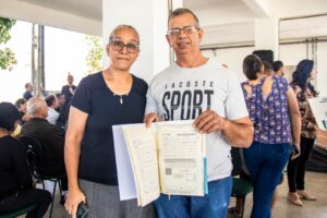 Prefeitura de Ferraz entrega escrituras que beneficiam 200 pessoas