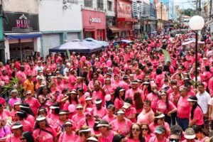 Caminhada do Outubro Rosa 2023 reúne mais de 800 pessoas no Calçadão da XV de Novembro