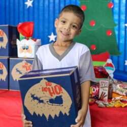 Prefeitura de Ferraz entrega kits natalinos nas escolas municipais