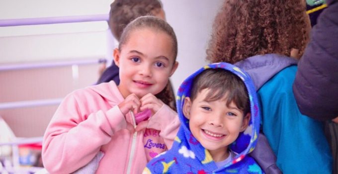 Visitam Escolas